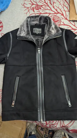 Chaqueta Guess Negra con Forro Polar