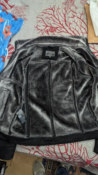 Chaqueta Guess Negra con Forro Polar