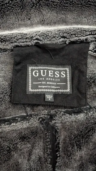 Chaqueta Guess Negra con Forro Polar