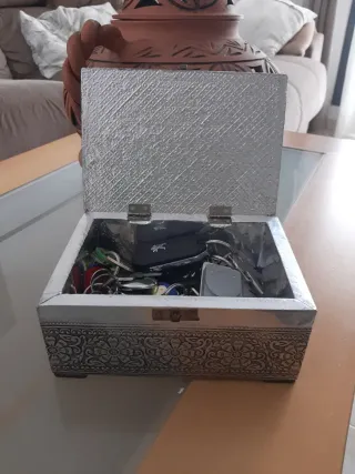 Cofre decorativo de metal plateado