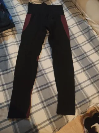 Mallas deportivas negras y rojas