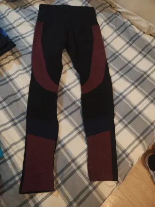 Mallas deportivas negras y rojas