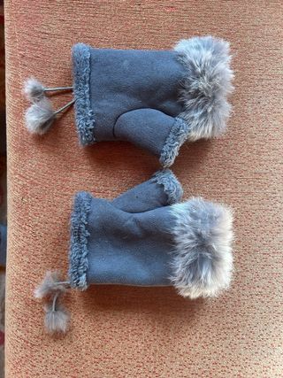 GUANTES SIN DEDOS CON PELO Y POMPONES