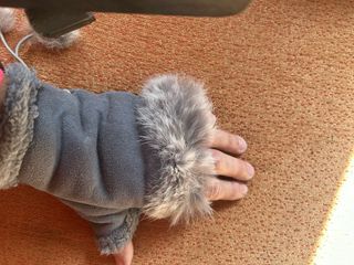 GUANTES SIN DEDOS CON PELO Y POMPONES