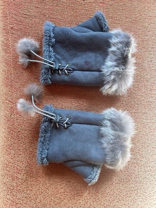 GUANTES SIN DEDOS CON PELO Y POMPONES