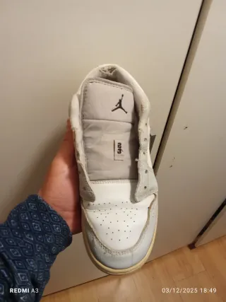 Tenis Jordan Grises y Blancos