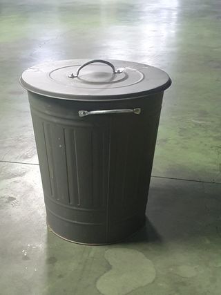 Cubo de basura grande metálico gris