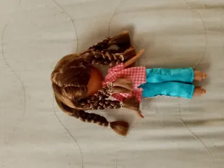 Bambola Bratz con capelli castani e vestiti