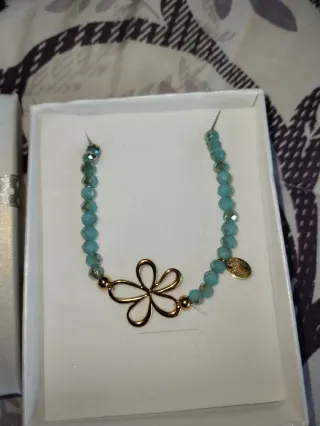 Pulsera turquesa con flor dorada