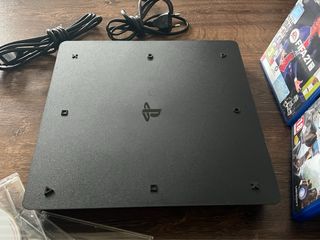 PS4 da 1 Terabyte impeccabile, giochi, controller, cavi