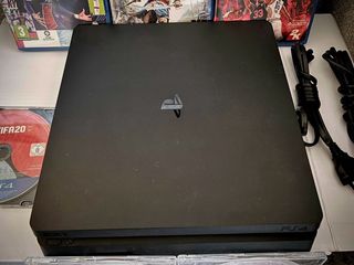 PS4 da 1 Terabyte impeccabile, giochi, controller, cavi