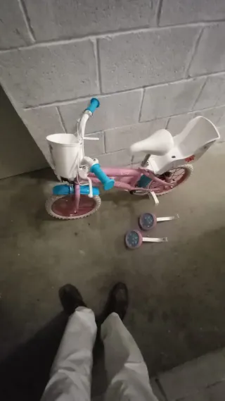 Bicicleta infantil rosa con ruedines