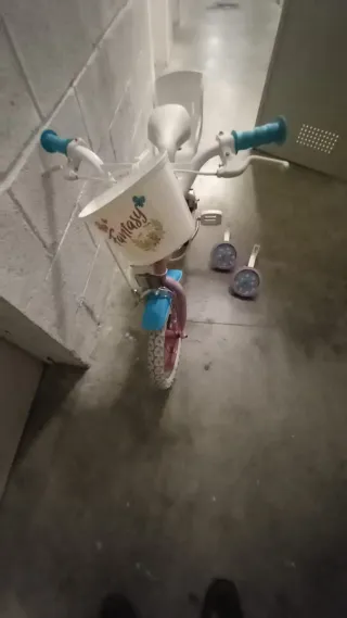 Bicicleta infantil rosa con ruedines