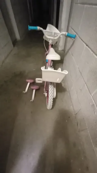 Bicicleta infantil rosa con ruedines