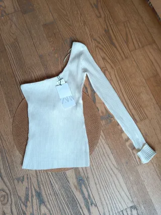 Top Zara escote asimétrico blanco