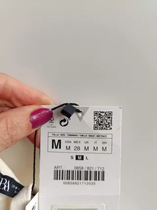 Top Zara escote asimétrico blanco