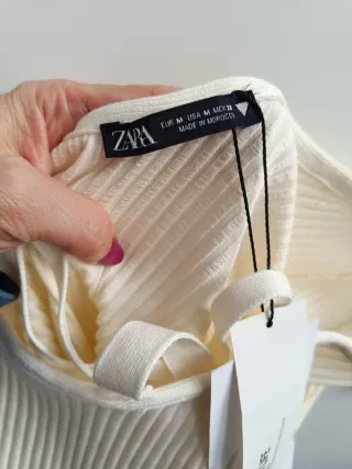 Top Zara escote asimétrico blanco