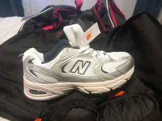 Zapatillas New Balance plateadas y blancas