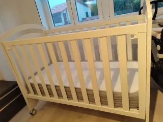 Cuna de madera blanca y colchon