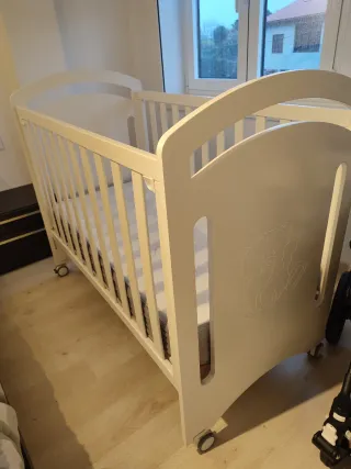 Cuna de madera blanca y colchon