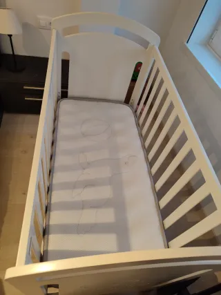 Cuna de madera blanca y colchon