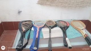 4 raquetas de squash y 1 de tenis