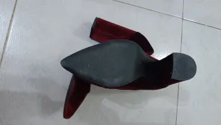 Zapatos de tacón granate de terciopelo