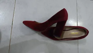 Zapatos de tacón granate de terciopelo