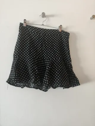 Falda pantalón negra con  lunares  blancos