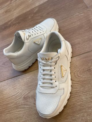 Zapatillas Prada Blancas y Doradas