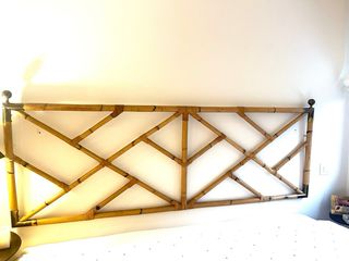 Cabecero de bambú con detalles en latón
