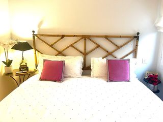 Cabecero de bambú con detalles en latón