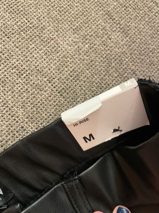 Pantalón de cuero negro