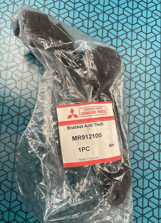 MR912100 Soporte Antirrobo Mitsubishi