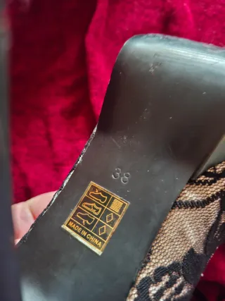 Zapatos de tacón Farasion negros y dorados