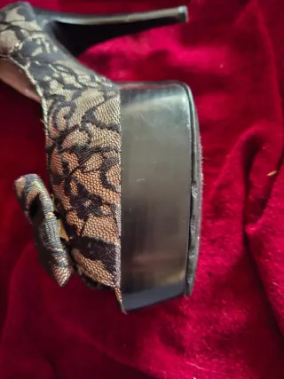 Zapatos de tacón Farasion negros y dorados