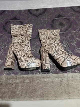 Botas de mujer con estampado de serpiente