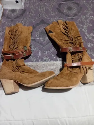 Botas de mujer con estampado de serpiente