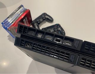 Sony PS4 con 2 mandos y 5 juegos
