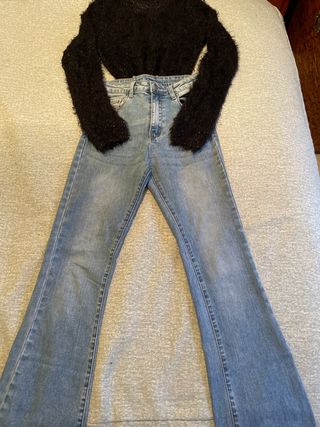 Pantalón campana y jersey negro brillante