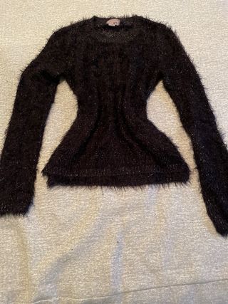 Pantalón campana y jersey negro brillante