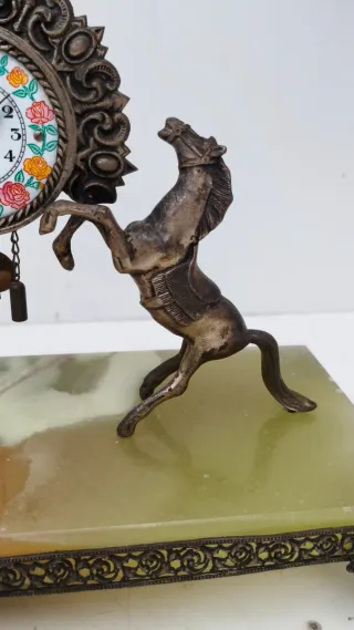 Orologio da camino antico con base in ONICE