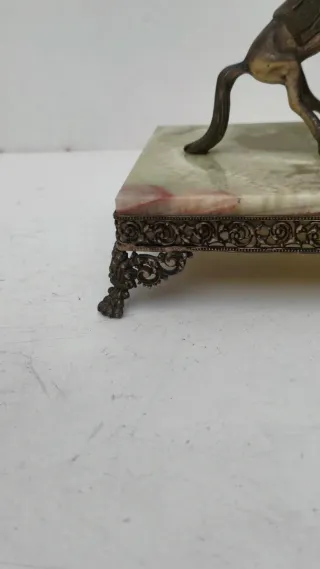 Orologio da camino antico con base in ONICE