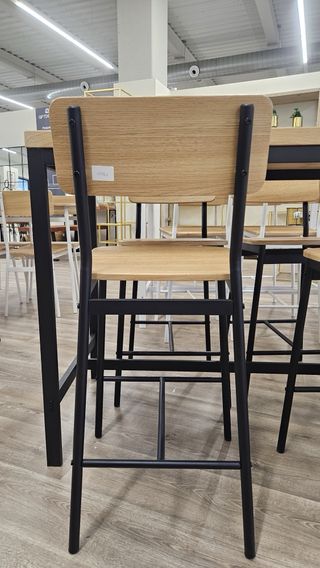 REBAJADO Mesa alta funcional y 4 cómodos taburetes