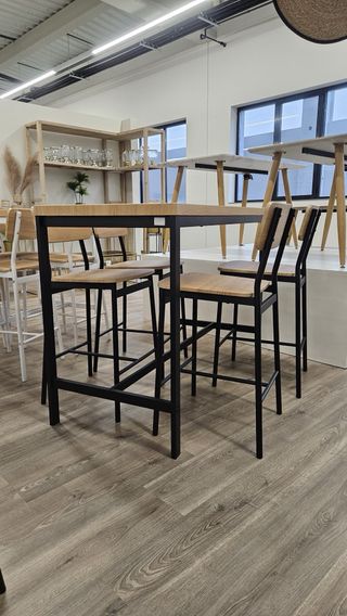 REBAJADO Mesa alta funcional y 4 cómodos taburetes