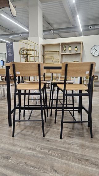 REBAJADO Mesa alta funcional y 4 cómodos taburetes