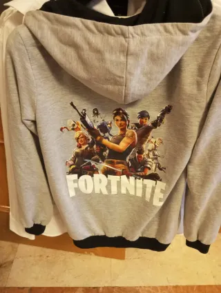 Sudadera de fortnite con capucha y cremallera.