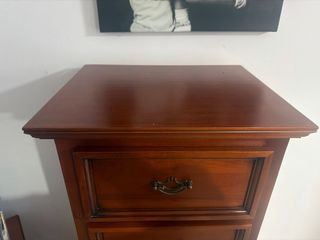 Cajonera de madera alta y mueble salón