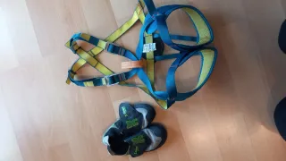 Arnés escalada infantil y pies de gato