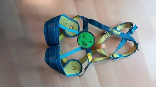 Arnés escalada infantil y pies de gato